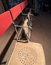 ? Banc de cinéma ancien 4 places — assises bois perforé & structure métal