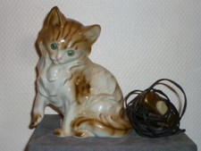 ANCIENNE VEILLEUSE EN PORCELAINE ALLEMANDE CHAT LAMPE ART DECO SIGNEE 16,5 CM