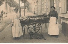 Carte Photo à Identifier - Deux femmes près d'un étal de poissonnier - chie