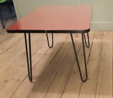 Table basse formica rouge