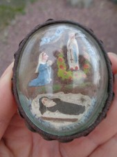 ANCIEN MEDAILLON RELIQUAIRE CALCAIRE OU PLATRE VERRE BOMBE MORT DE BERNADETTE
