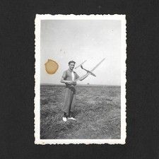 Jeune homme maquette avion