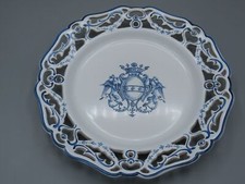 Assiette décorative blason avec griffons - Moustiers France