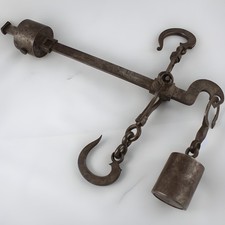 Ancienne balance romaine en fer fondu décorée signée Jose Folgado XIXe siècle...