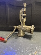 ANCIEN HACHOIR A VIANDE , PATE EN FONTE JOLP N° 10 AVEC ETAU POUR LE FIXER