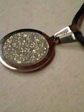 Pendentif argenté et cordon bleu marine