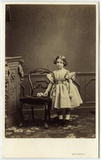 CDV 1860-70 Southwell à Londres. Emma Glennie-Dupré. Fillette. Bouquet de fleurs