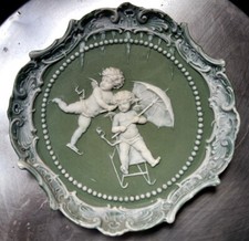 Coupelle BISCUIT style Wedgwood ANGES enfants sur LUGE et patins à glaces