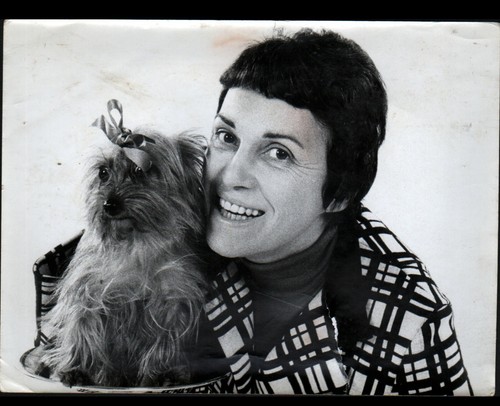 Artiste chanteuse avec chien - avec,