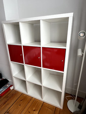 Etagère blanche kallax 3*3 avec trois portes rouges