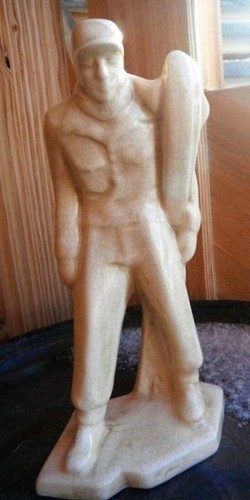 Homme portant ses skis - *,