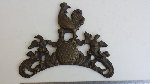 Ancien curieux fronton - , en