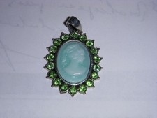 208 PENDENTIF CAMEE VERT PALE ENTOURE de 18 STRASS VERTS MONTE sur PLAQUE ARGENT