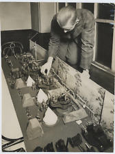 Le marchand de jouets Vintage silver print.  Tirage argentique  19x25  Cir