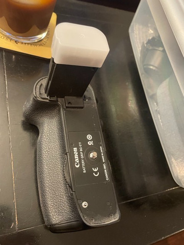 Original battery grip e11 - battery, bg-e11