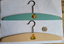 Lot 2 anciens cintres en bois d'enfant sérigraphiés porte-manteau bébé vintage