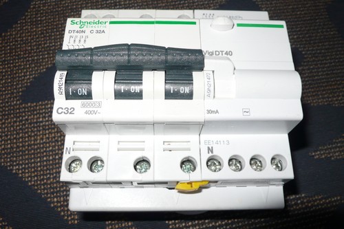 Disjoncteur a9n21409 - disjoncteur,