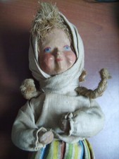 Ancienne poupée en tissu et carton bouilli aux vêtements en lin mesurant 28,5 cm