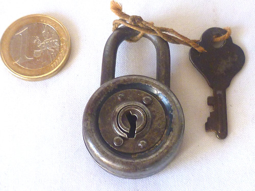 Petit cadenas ancien avec - cadenas, sa