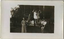 PHOTO ANCIENNE - VINTAGE SNAPSHOT - FEMME BALANÇOIRE TRAPÈZE MODE - SWING 1936