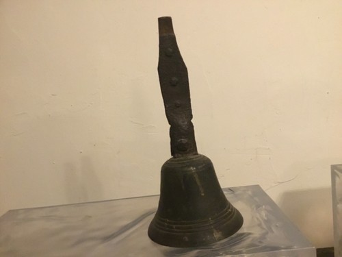 Ancienne grosse cloche en - cloche,