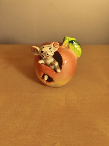 Figurine souris dans une pomme
