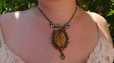 Collier signé Michal Negrin"Roses" sous inclusion,cristaux,pendentif