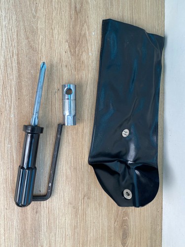 Une trousse outils avec - a,