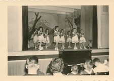 Snapshot fête des écoles enfants estrade danse robe nain théatre chorégraphie