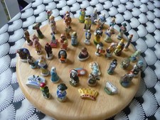 Lot de 48 féves diverses: santons, animaux personnage de la creche, ...