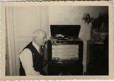 PHOTO ANCIENNE - VINTAGE SNAPSHOT - POSTE RADIO TSF TOURNE DISQUE PICK UP FUMER