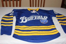T-Shirt Officiel NHL Des Buffalo Sabres Reebok Taille 50 Numéro 28 Gaustad