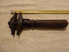 ANCIENNE CLE A MOLETTE / MARTEAU  .