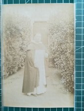 GG076 Photo circa 1890 TBE 16,5x12cm portrait prêtre curé jardin, robe de bure