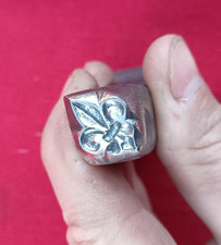 gros poincon matoir outil ancien idéa pour le travail du cuir fleur de lys