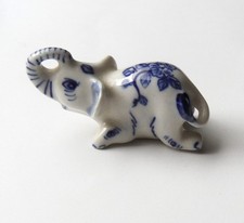 -  Miniature porcelaine éléphant - fève creuse -