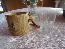 verre de cure émaillé - chope - VITTEL- dans son étui en paille tressée vintage