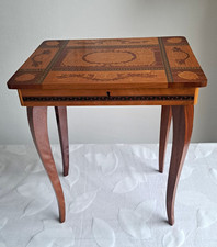 Petite table musicale Florentine rectangulaire en bois marqueté avec sa clé