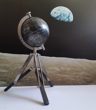 Petit globe terrestre noir sur