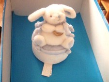 DOUDOU 7057 / PELUCHE MUSICALE LAPIN SUR POUF "DOUDOU ET CIE" BLEU CLAIR/BLANC