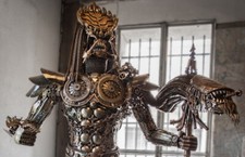 Statue d’un PREDATOR en pièces recyclées de voitures et de motos