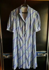 Robe 3 boutons sur le haut  coloris tons bleue manche courte  bon etat 