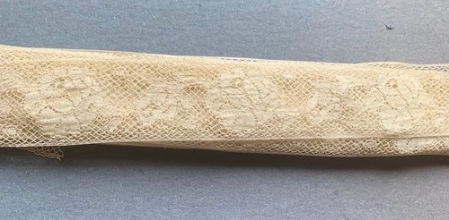 Dentelle ancienne entre deux - dentelle, ancienne:entre