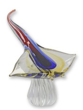 Une figurine en verre de style