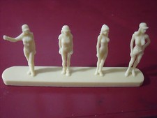  4   FIGURINES  GIRLS  SET  34  PADDOCK  FORMULE  1  VROOM  1/43  A  PEINDRE   