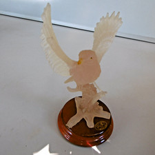 oiseau en resine rose opaque sur socle bois