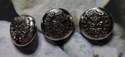 Trois anciens boutons couleur - boutons,