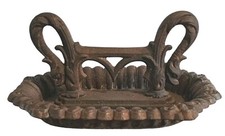 Superbe gratte-pieds, Gratte Bottes en fonte XIX ème Décor Dauphins 