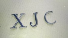 JAGUAR XJ série 2 (1973 à 1979) logo monogramme XJC de malle arrière.