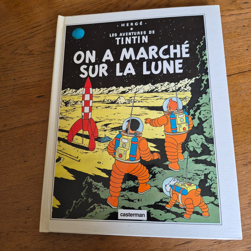 Tintin marche sur la lune - a,